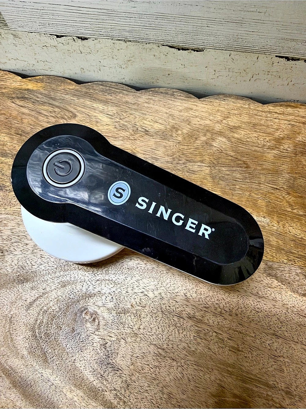 Singer Compact Fabric Shaver and Lint Remover White & Black